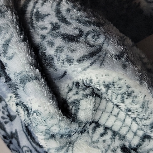 Betsey Johnson Skulls Halloween Limited Edition Throw Blanket - Picture 9 of 9